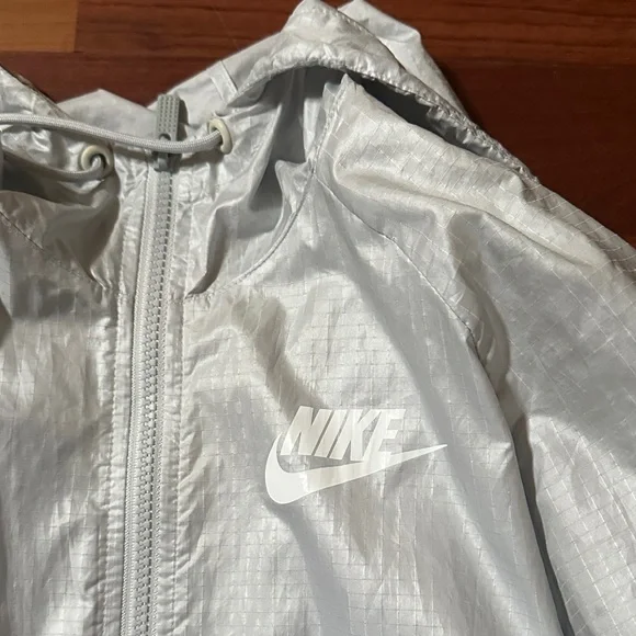 Nike Women's Light Gray and White windbreaker Jacket - Picture 2 of 5